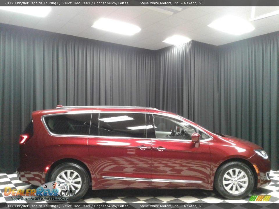 2017 Chrysler Pacifica Touring L Velvet Red Pearl / Cognac/Alloy/Toffee Photo #5