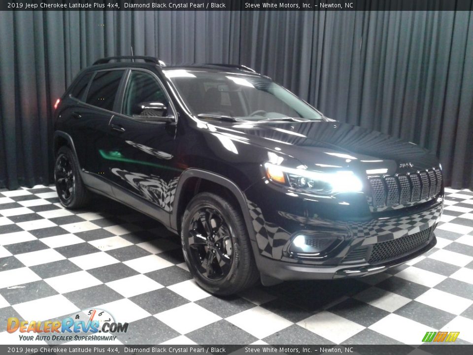 2019 Jeep Cherokee Latitude Plus 4x4 Diamond Black Crystal Pearl / Black Photo #4