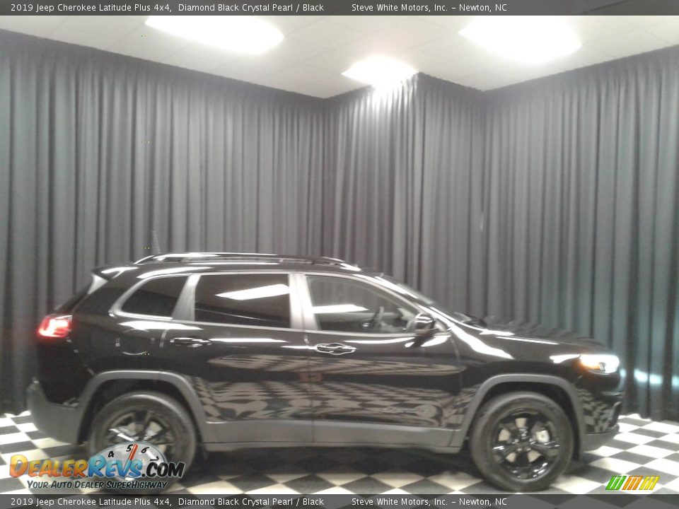 2019 Jeep Cherokee Latitude Plus 4x4 Diamond Black Crystal Pearl / Black Photo #5