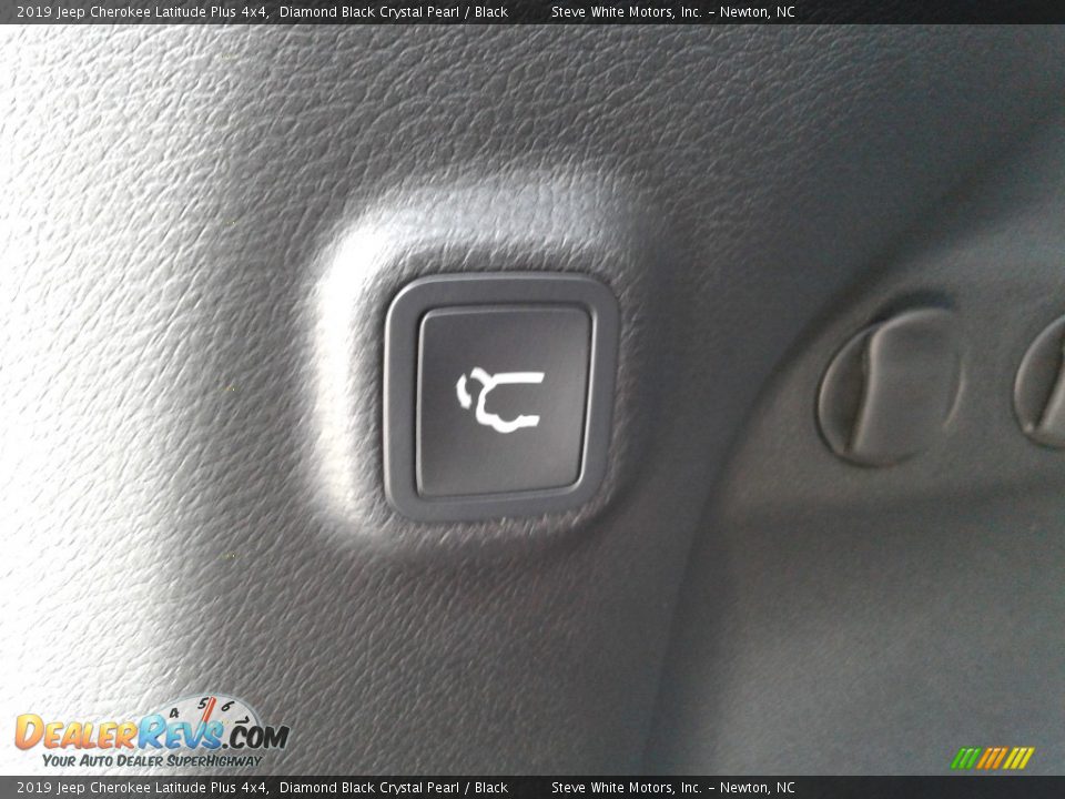 2019 Jeep Cherokee Latitude Plus 4x4 Diamond Black Crystal Pearl / Black Photo #12
