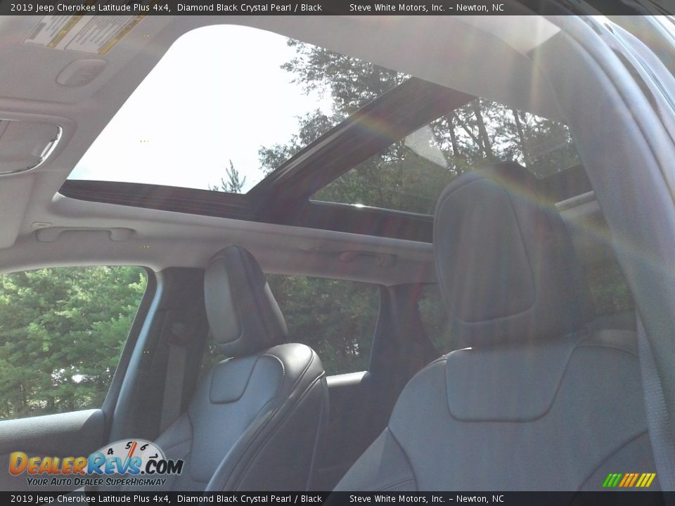 2019 Jeep Cherokee Latitude Plus 4x4 Diamond Black Crystal Pearl / Black Photo #31