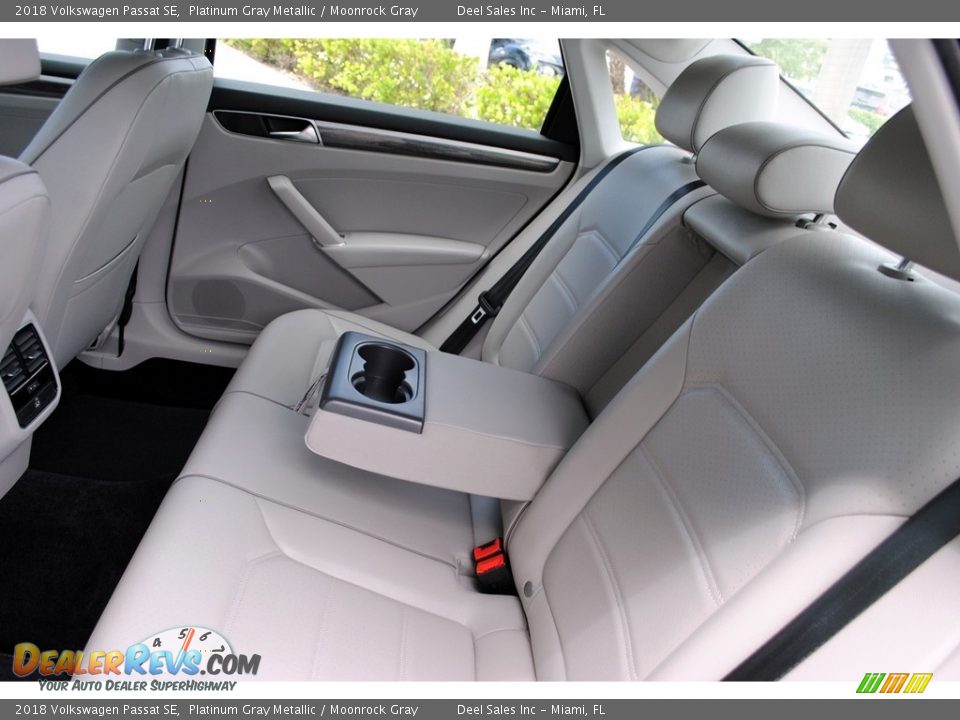 2018 Volkswagen Passat SE Platinum Gray Metallic / Moonrock Gray Photo #10