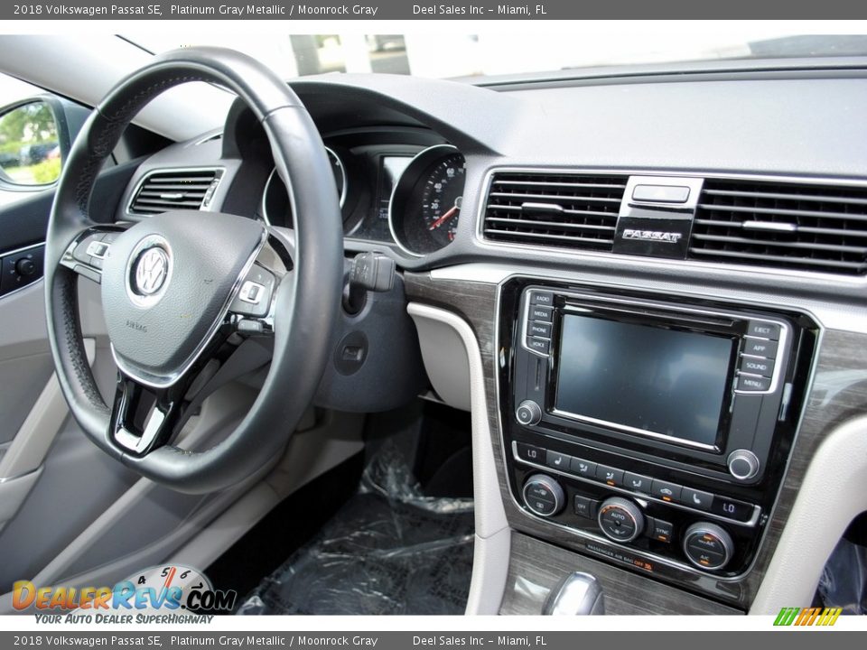 2018 Volkswagen Passat SE Platinum Gray Metallic / Moonrock Gray Photo #19