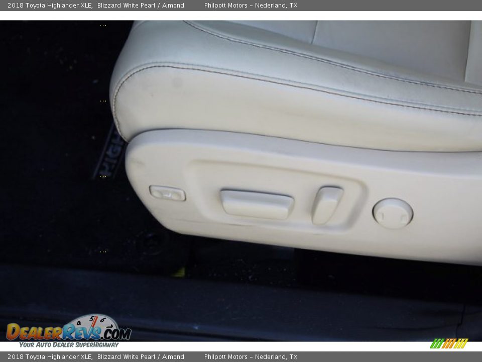 2018 Toyota Highlander XLE Blizzard White Pearl / Almond Photo #10