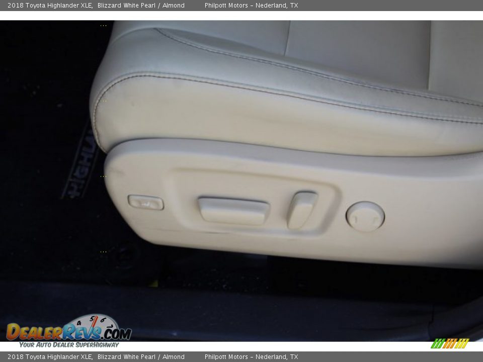 2018 Toyota Highlander XLE Blizzard White Pearl / Almond Photo #21