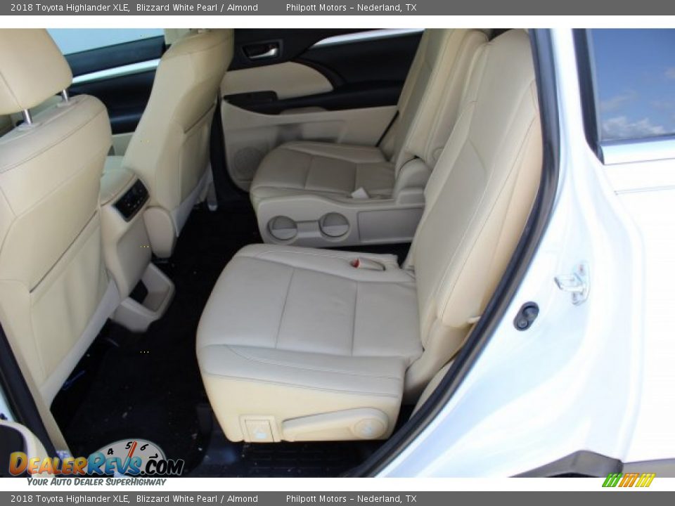 2018 Toyota Highlander XLE Blizzard White Pearl / Almond Photo #24