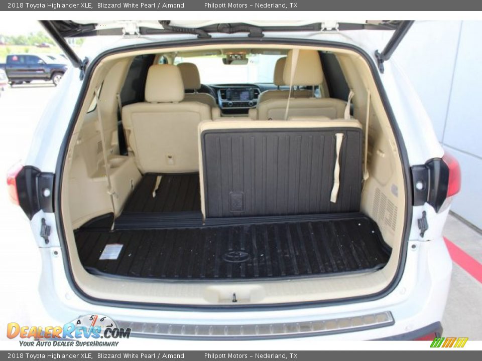 2018 Toyota Highlander XLE Blizzard White Pearl / Almond Photo #25
