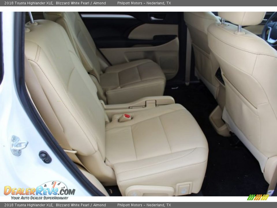 2018 Toyota Highlander XLE Blizzard White Pearl / Almond Photo #28