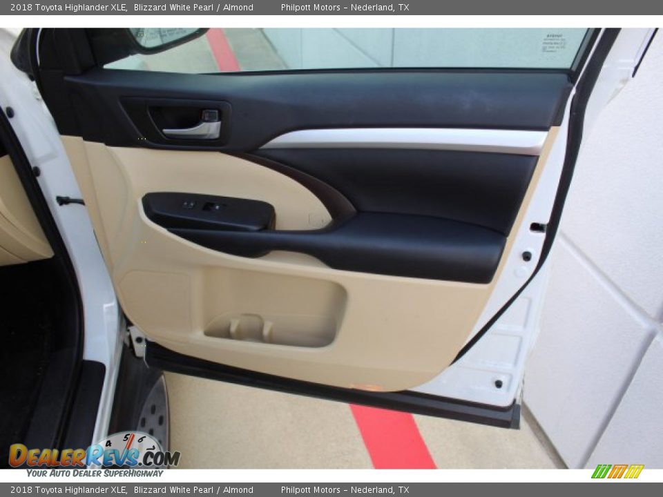 2018 Toyota Highlander XLE Blizzard White Pearl / Almond Photo #29