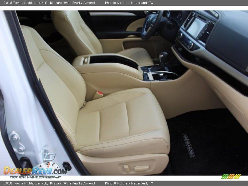 2018 Toyota Highlander XLE Blizzard White Pearl / Almond Photo #30