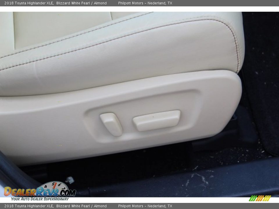 2018 Toyota Highlander XLE Blizzard White Pearl / Almond Photo #31