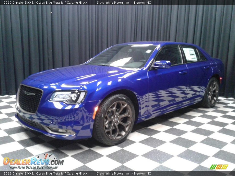 Front 3/4 View of 2019 Chrysler 300 S Photo #2