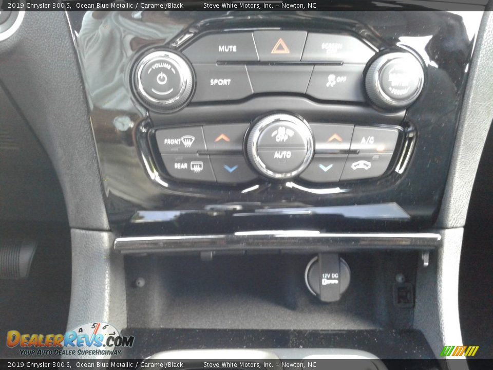 Controls of 2019 Chrysler 300 S Photo #26