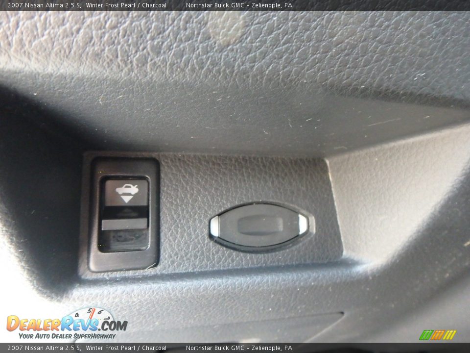 2007 Nissan Altima 2.5 S Winter Frost Pearl / Charcoal Photo #22