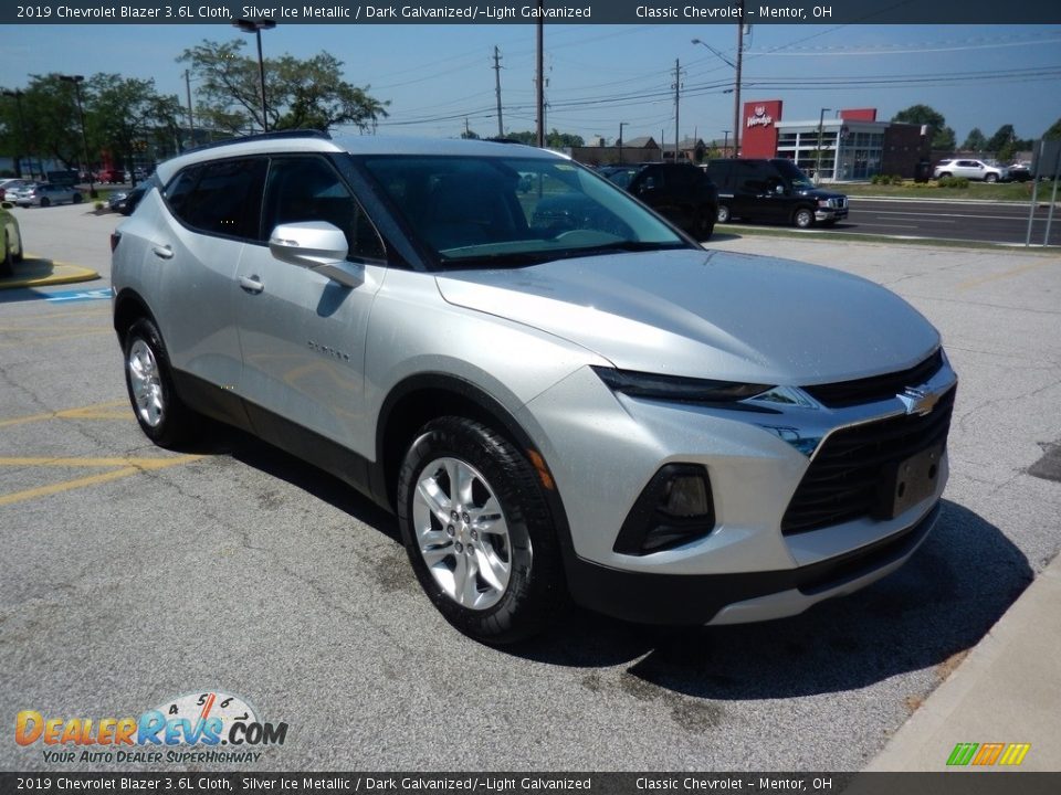 Front 3/4 View of 2019 Chevrolet Blazer 3.6L Cloth Photo #3