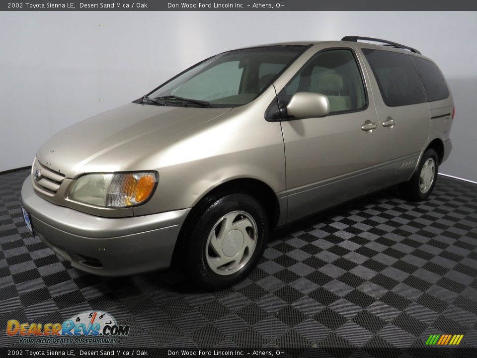 2002 Toyota Sienna LE Desert Sand Mica / Oak Photo #6
