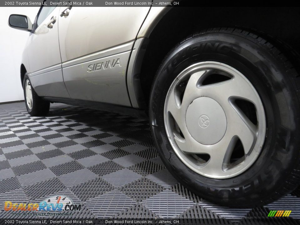 2002 Toyota Sienna LE Desert Sand Mica / Oak Photo #9
