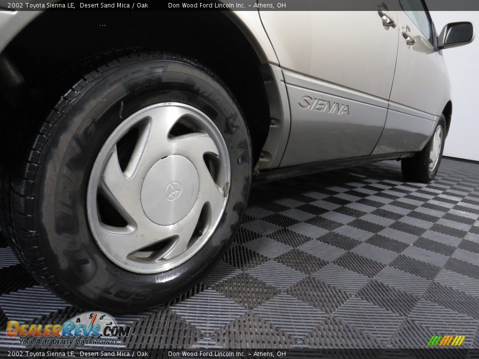 2002 Toyota Sienna LE Desert Sand Mica / Oak Photo #13