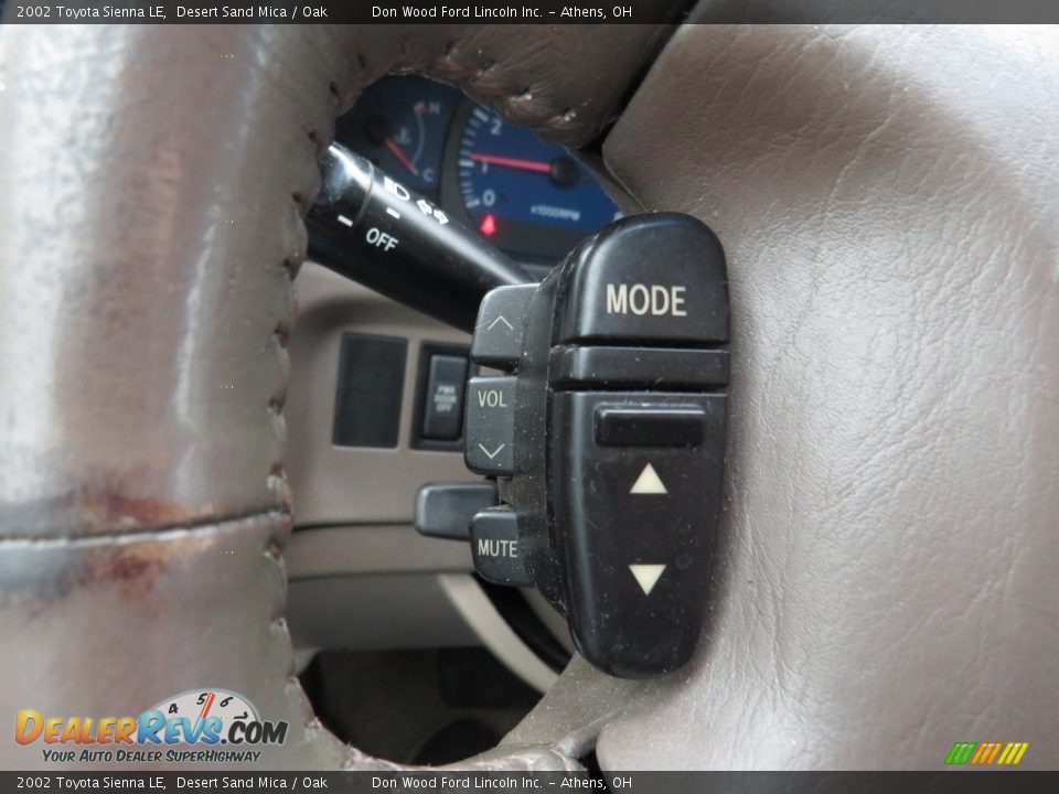 2002 Toyota Sienna LE Desert Sand Mica / Oak Photo #29