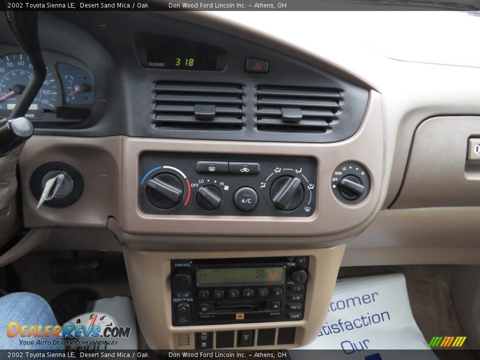 2002 Toyota Sienna LE Desert Sand Mica / Oak Photo #31