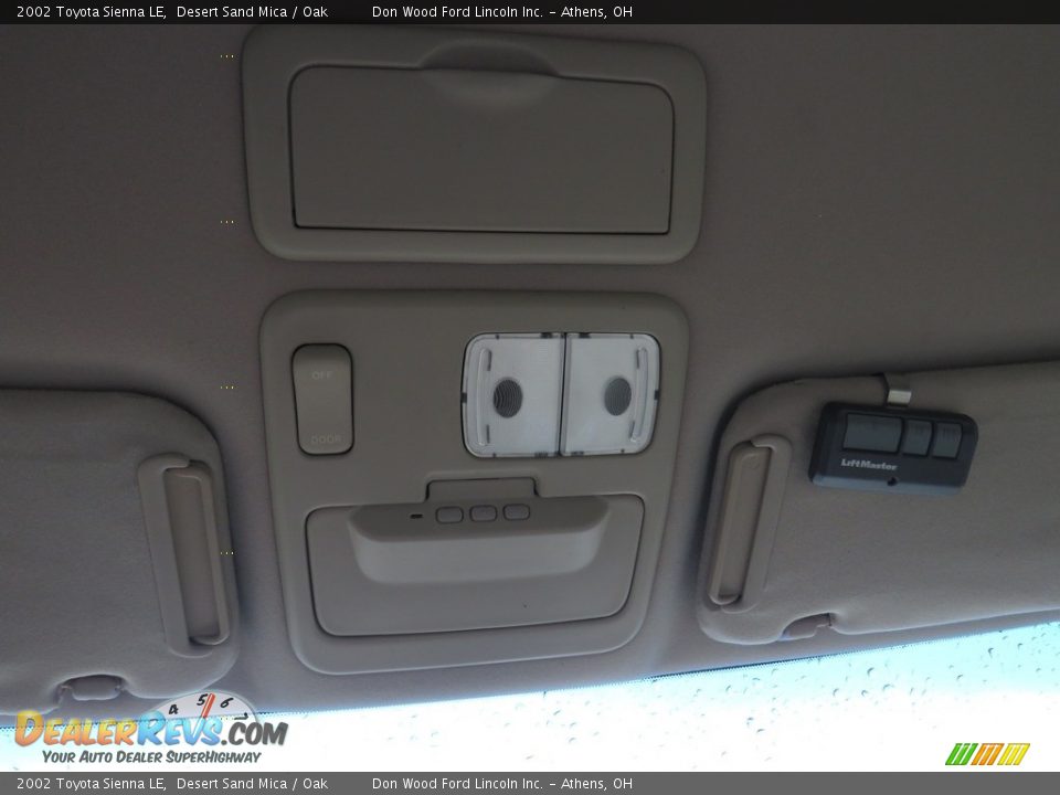 2002 Toyota Sienna LE Desert Sand Mica / Oak Photo #33