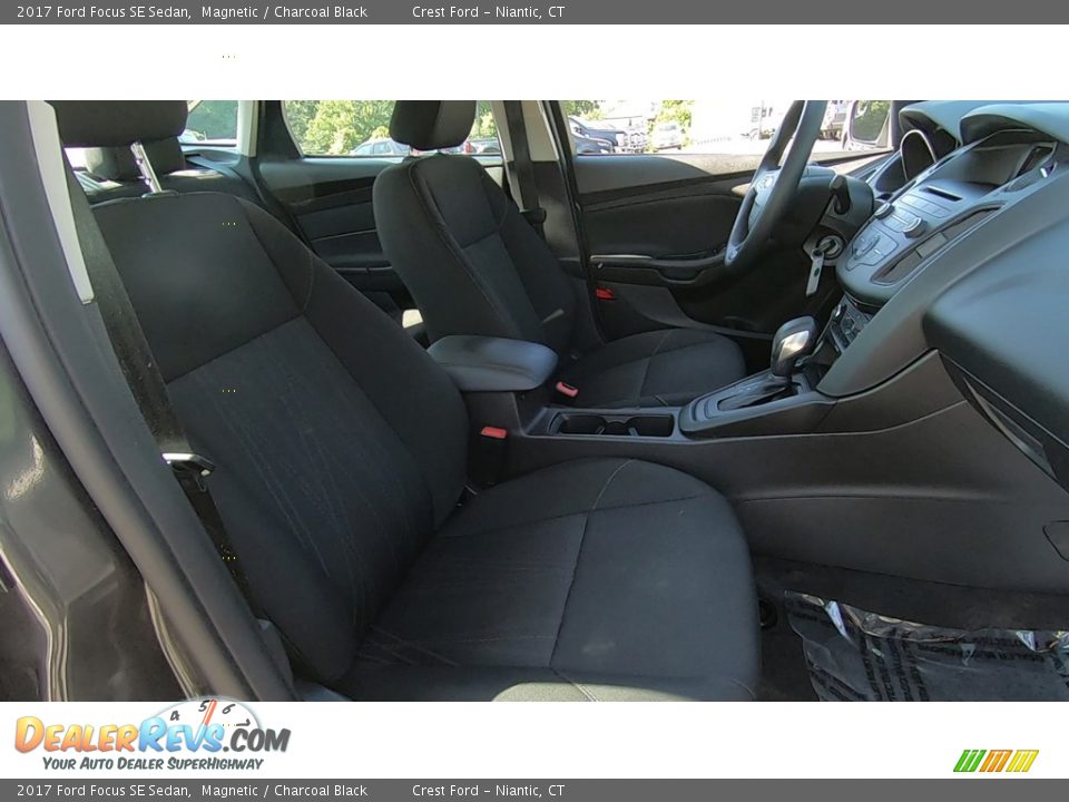 2017 Ford Focus SE Sedan Magnetic / Charcoal Black Photo #24