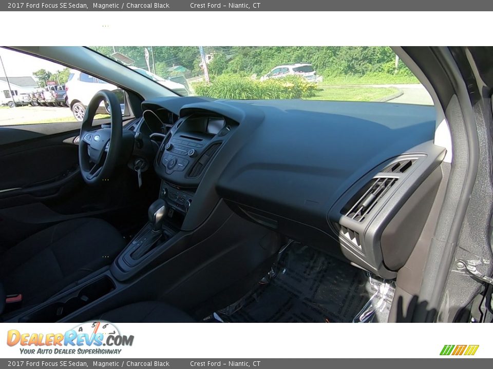 2017 Ford Focus SE Sedan Magnetic / Charcoal Black Photo #25