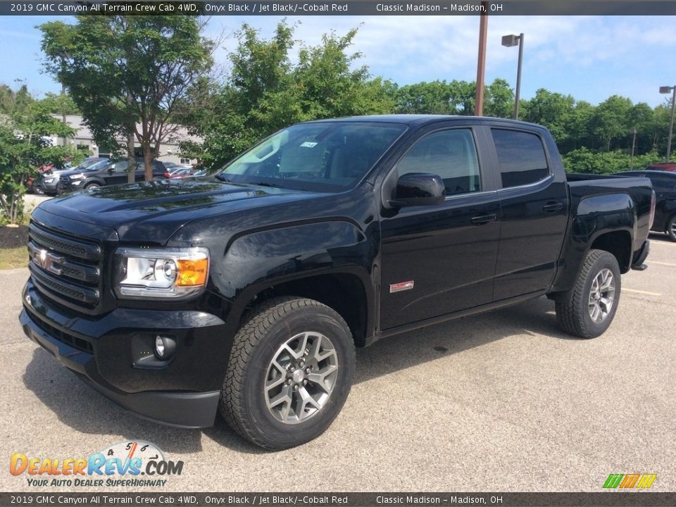 Front 3/4 View of 2019 GMC Canyon All Terrain Crew Cab 4WD Photo #3