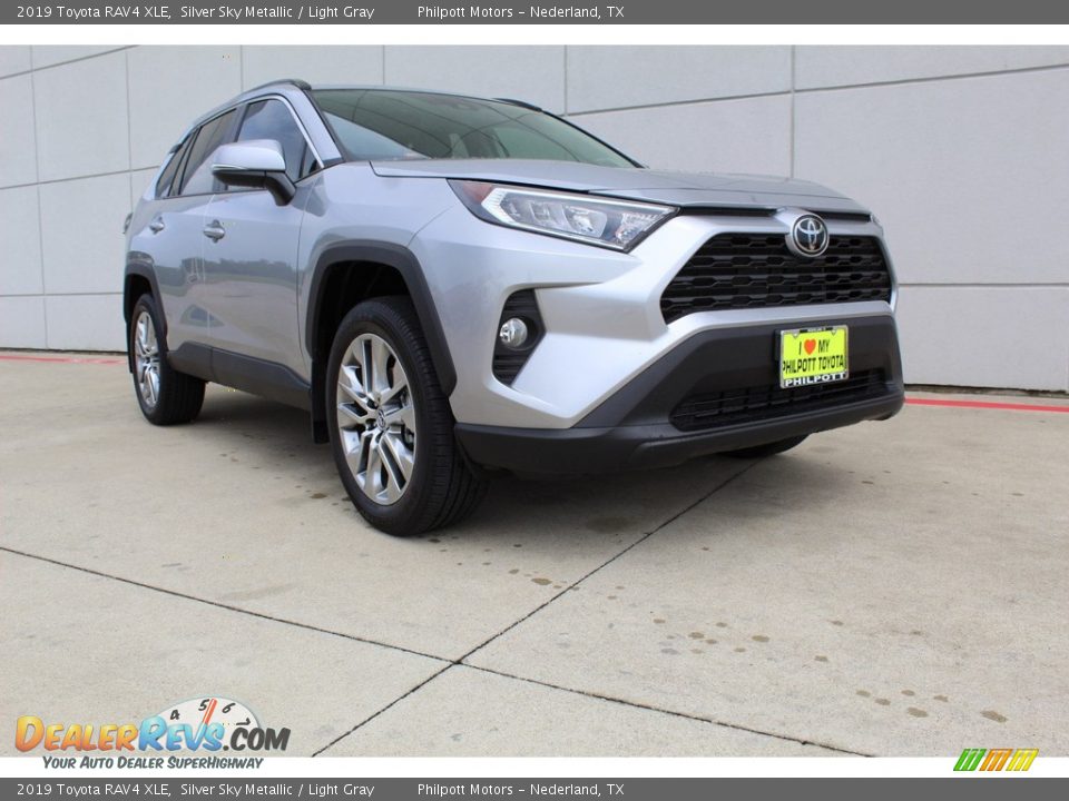 2019 Toyota RAV4 XLE Silver Sky Metallic / Light Gray Photo #2