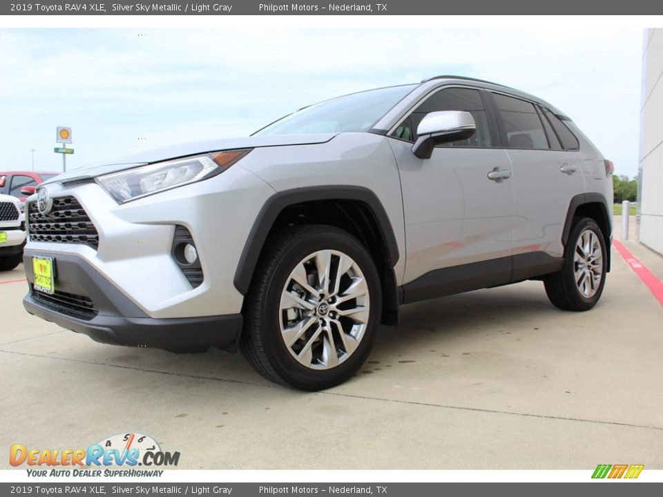 2019 Toyota RAV4 XLE Silver Sky Metallic / Light Gray Photo #4
