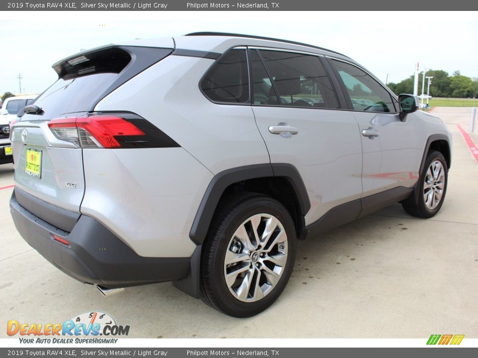 2019 Toyota RAV4 XLE Silver Sky Metallic / Light Gray Photo #8