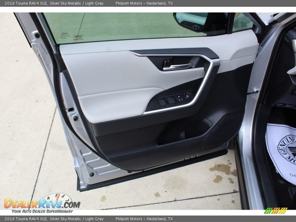 2019 Toyota RAV4 XLE Silver Sky Metallic / Light Gray Photo #9