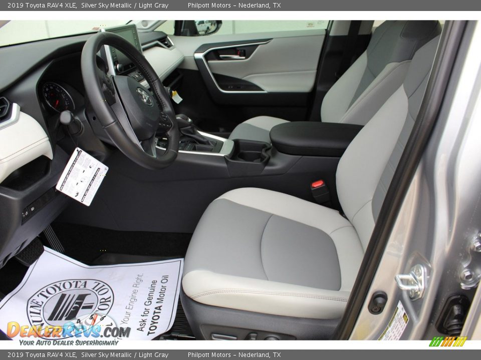2019 Toyota RAV4 XLE Silver Sky Metallic / Light Gray Photo #10