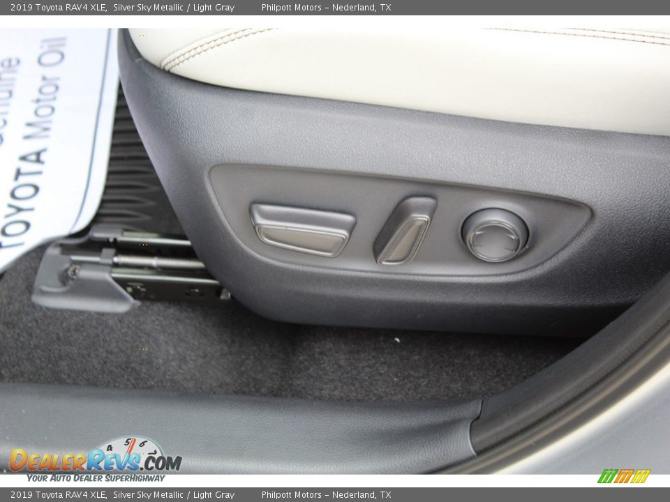 2019 Toyota RAV4 XLE Silver Sky Metallic / Light Gray Photo #11