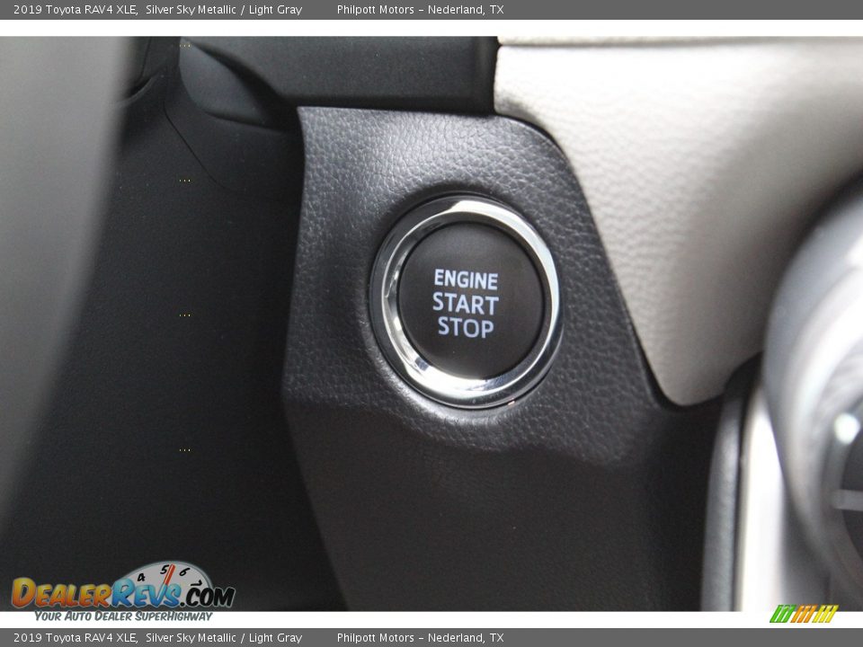 2019 Toyota RAV4 XLE Silver Sky Metallic / Light Gray Photo #17