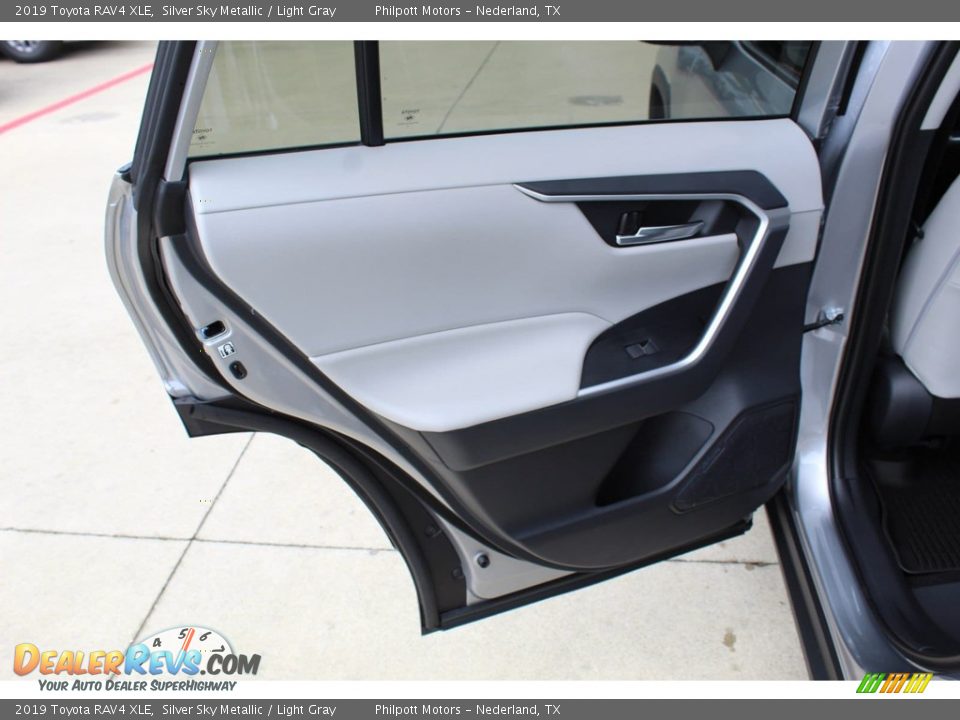 2019 Toyota RAV4 XLE Silver Sky Metallic / Light Gray Photo #19