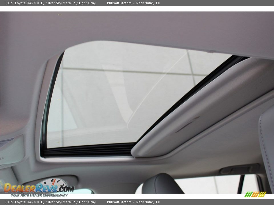 2019 Toyota RAV4 XLE Silver Sky Metallic / Light Gray Photo #25