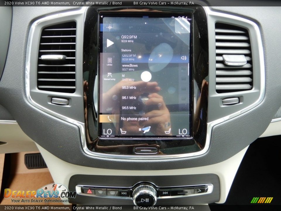 Controls of 2020 Volvo XC90 T6 AWD Momentum Photo #15