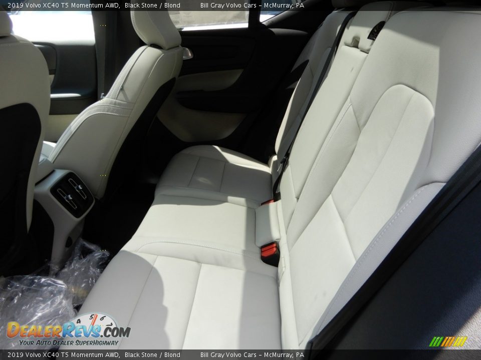 2019 Volvo XC40 T5 Momentum AWD Black Stone / Blond Photo #8