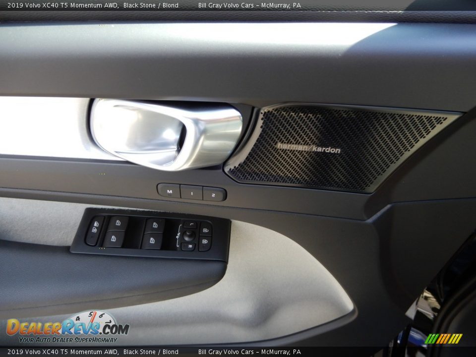 2019 Volvo XC40 T5 Momentum AWD Black Stone / Blond Photo #10