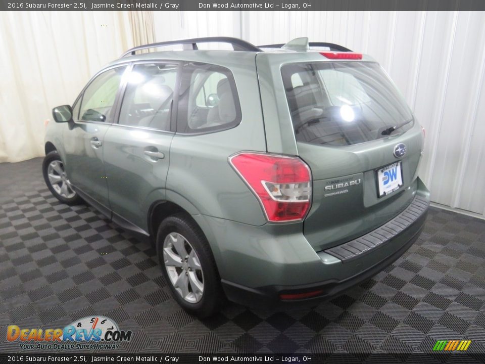 2016 Subaru Forester 2.5i Jasmine Green Metallic / Gray Photo #11
