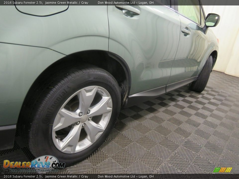 2016 Subaru Forester 2.5i Jasmine Green Metallic / Gray Photo #17