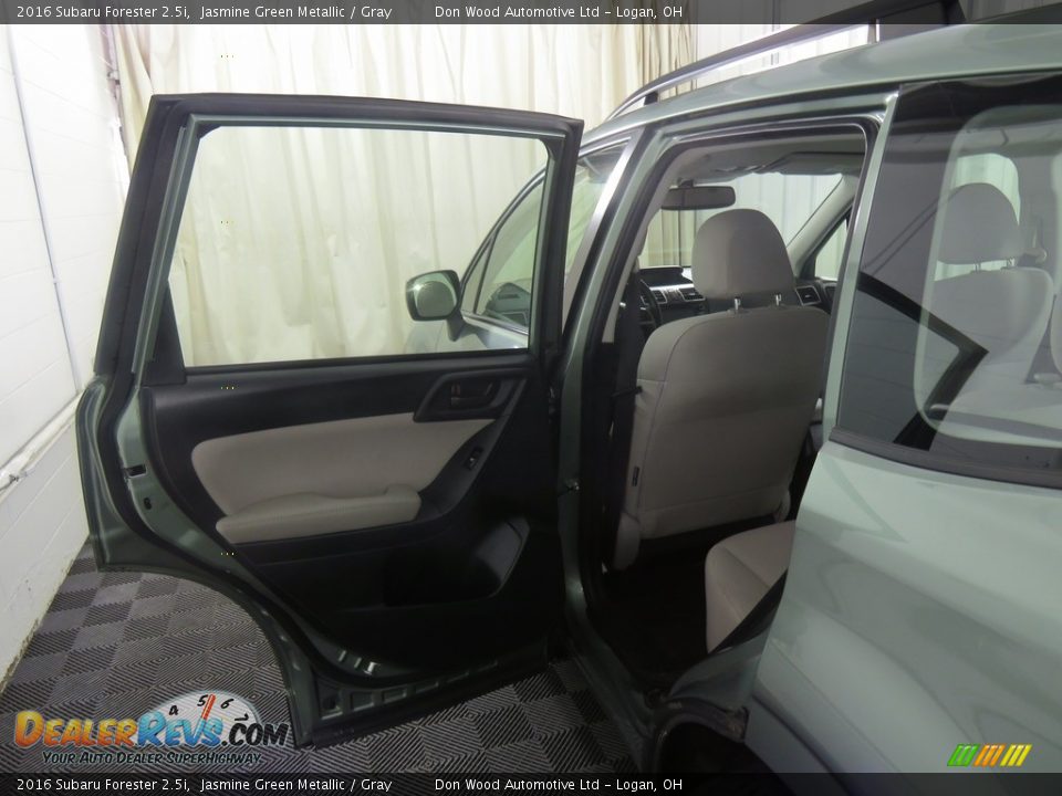 2016 Subaru Forester 2.5i Jasmine Green Metallic / Gray Photo #33