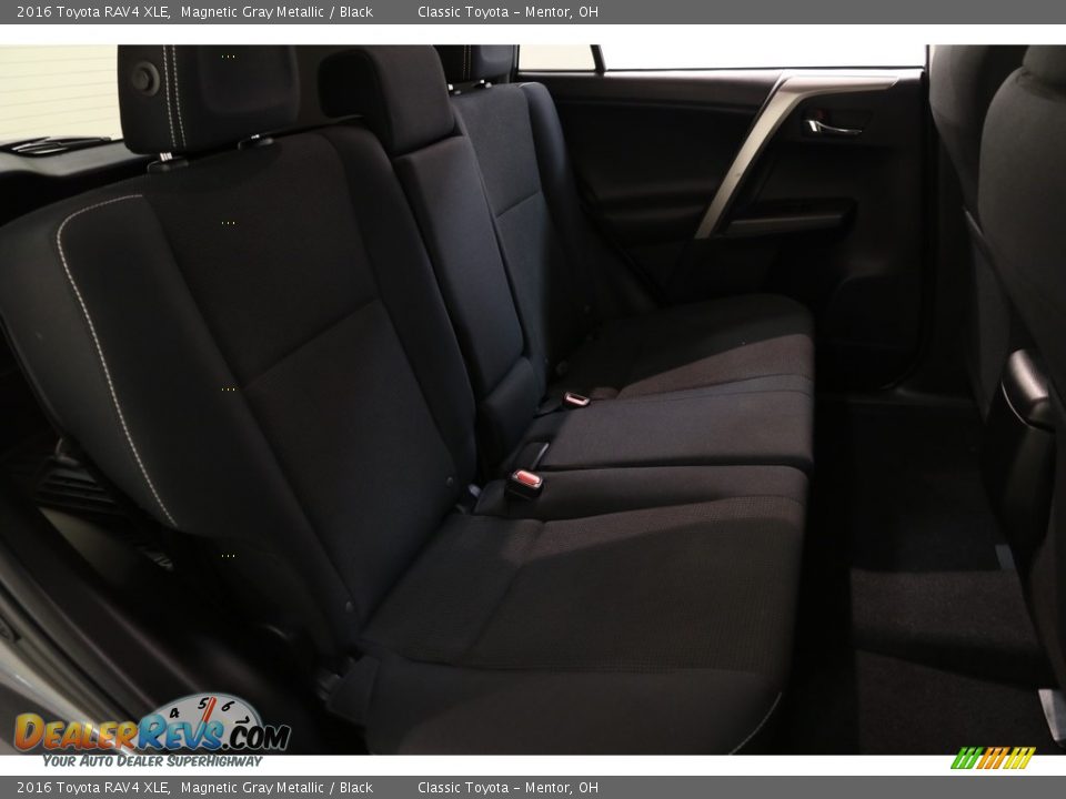2016 Toyota RAV4 XLE Magnetic Gray Metallic / Black Photo #16