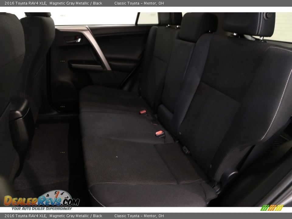 2016 Toyota RAV4 XLE Magnetic Gray Metallic / Black Photo #17