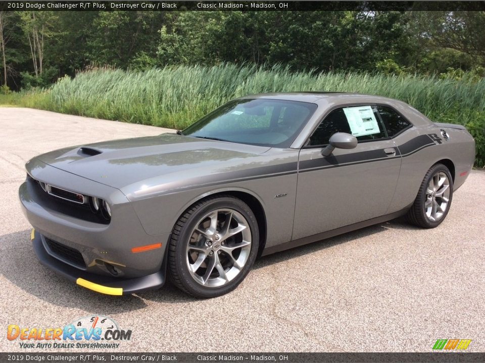 Front 3/4 View of 2019 Dodge Challenger R/T Plus Photo #3