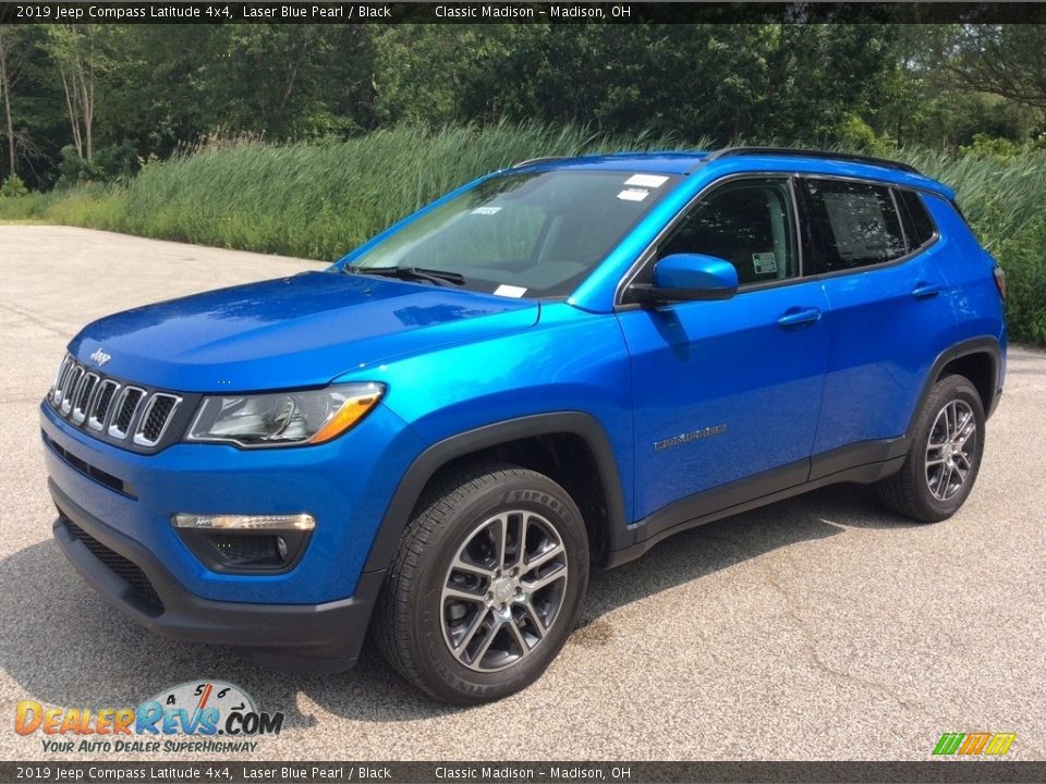 Front 3/4 View of 2019 Jeep Compass Latitude 4x4 Photo #3