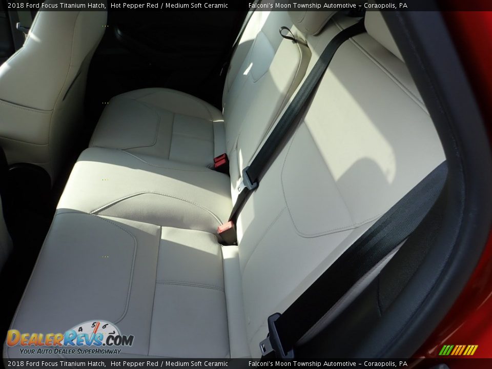 2018 Ford Focus Titanium Hatch Hot Pepper Red / Medium Soft Ceramic Photo #17