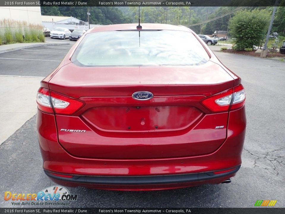 2016 Ford Fusion SE Ruby Red Metallic / Dune Photo #3