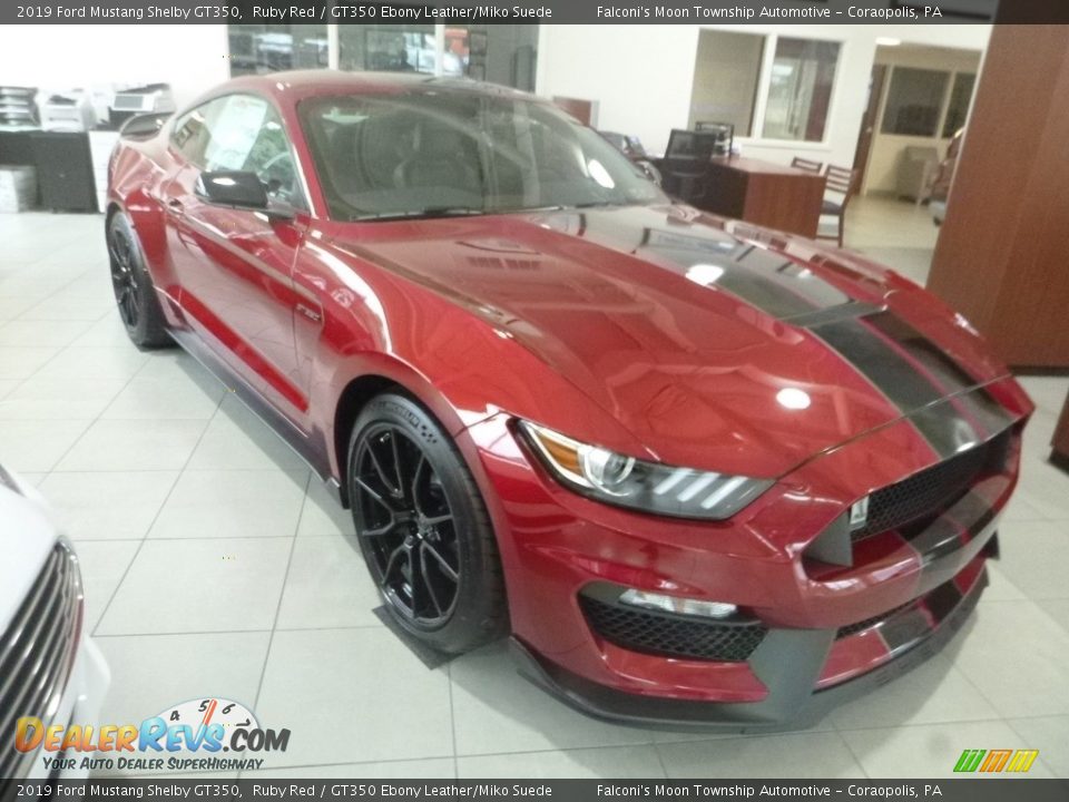 Front 3/4 View of 2019 Ford Mustang Shelby GT350 Photo #4